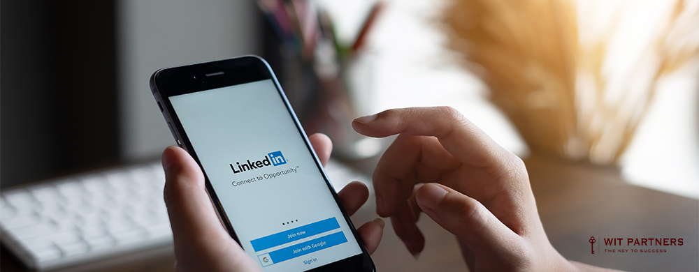 linkedin horaire pour poster Deux collaborateurs qui travaillent devant leur ordinateur. Ils n'ont pas de bouches