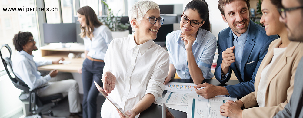 la gratitude au travail permet l'efficacité Deux collaborateurs qui travaillent devant leur ordinateur. Ils n'ont pas de bouches