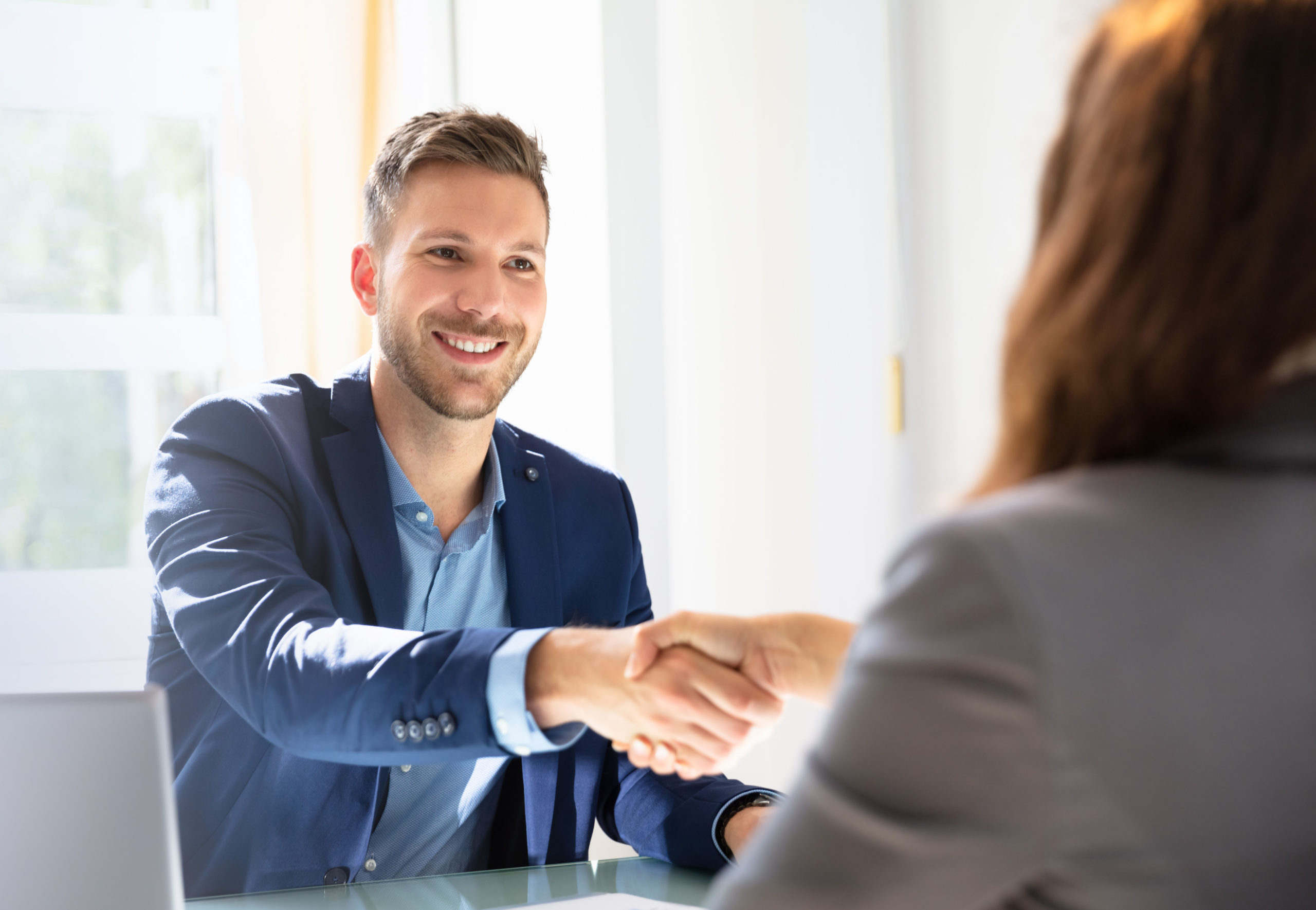 un recruteur fait passer un entretien d'embauche un recruteur fait passer un entretien d'embauche